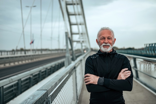 Retrato de um homem sênior considerável no sportswear.