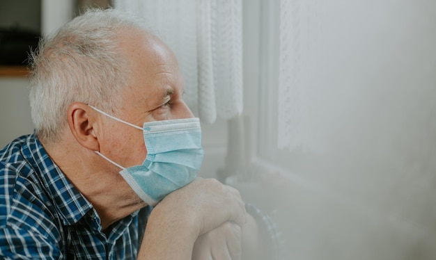 Retrato de um homem sentado em casa