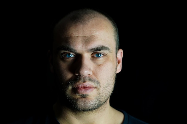 Retrato de um homem sério contra fundo preto