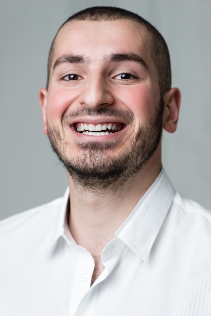 Retrato de um homem sorridente bonito em uma camisa branca