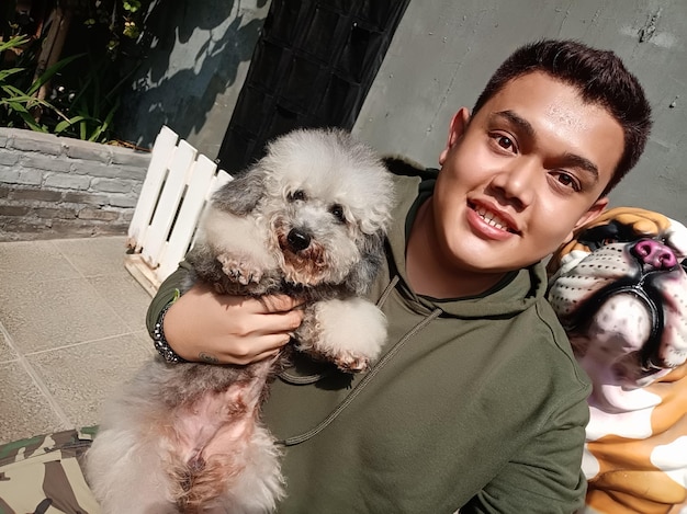 Foto retrato de um homem sorridente com um cão