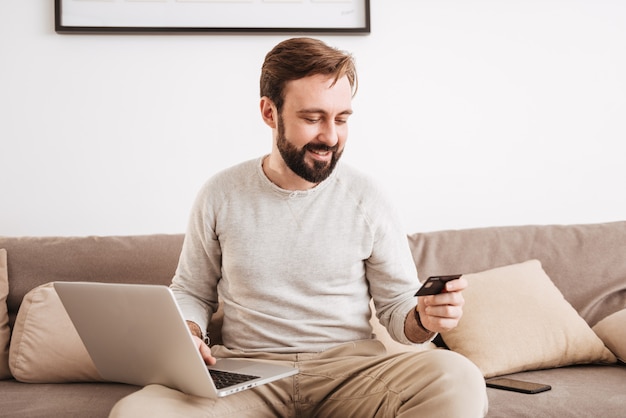 Retrato de um homem sorridente, compras on-line