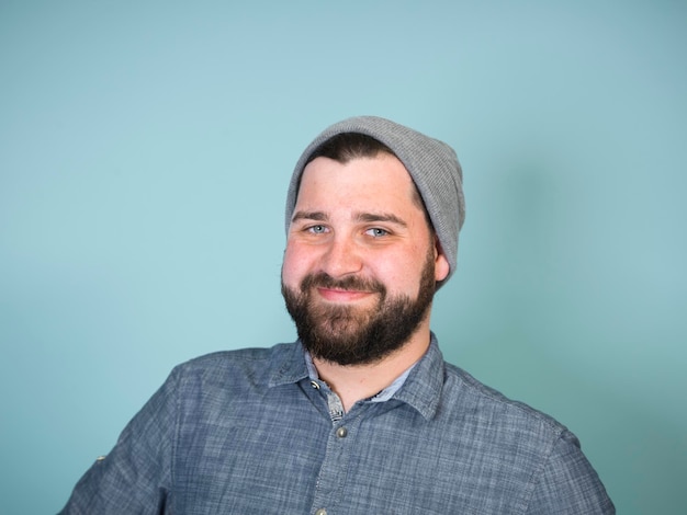 Retrato de um homem sorridente contra um fundo azul