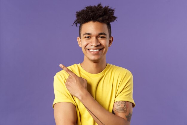 Foto retrato de um homem sorridente de pé contra um fundo azul