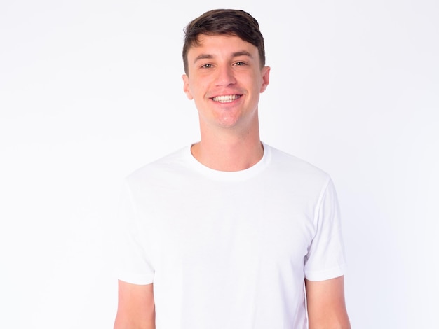 Foto retrato de um homem sorridente de pé contra um fundo branco