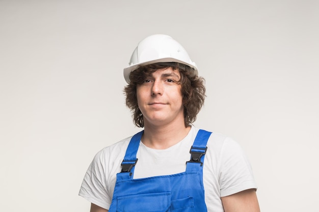 Foto retrato de um homem sorridente de pé contra um fundo branco