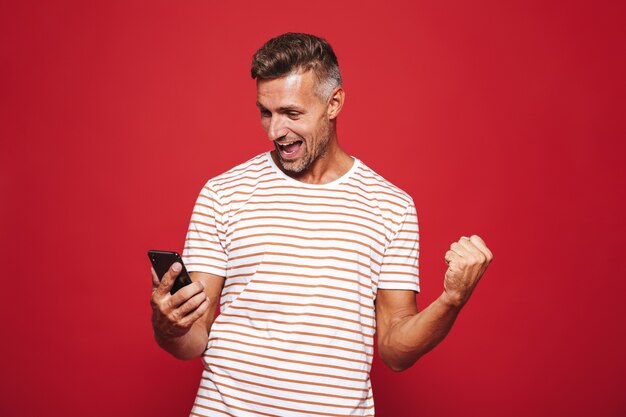 Retrato de um homem sorridente em pé no vermelho