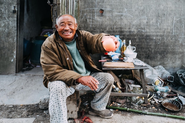 Retrato de um homem sorridente sentado na estrada