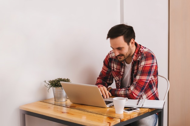 Retrato, de, um, homem sorridente, usando computador laptop, casa