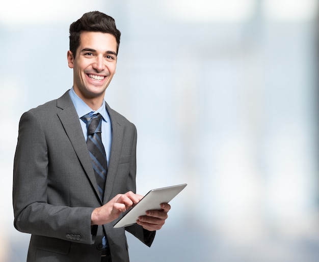 Retrato, de, um, homem sorridente, usando, um, tabuleta, computador