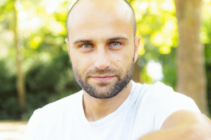 Foto retrato de um homem sorridente