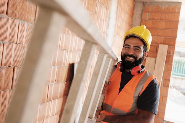Retrato de um homem trabalhando em um canteiro de obras