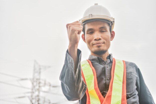 Retrato de um homem trabalhando em um canteiro de obras