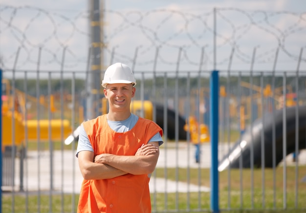 Retrato de um homem trabalhando em um capacete em um depósito subterrâneo de gás