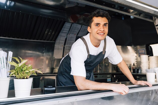 Retrato de um homem trabalhando em um restaurante