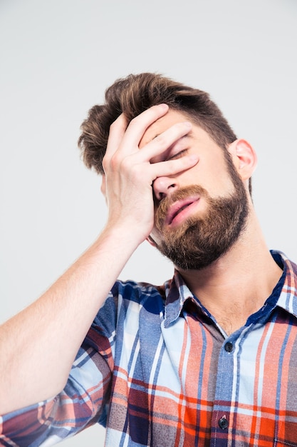 Foto retrato de um homem triste cobrindo o rosto com a mão