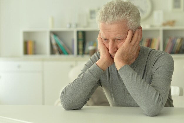 Retrato de um homem triste em casa