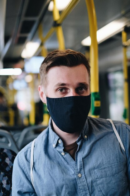 Foto retrato de um homem usando máscara no trem