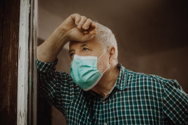 Foto retrato de um homem usando máscara