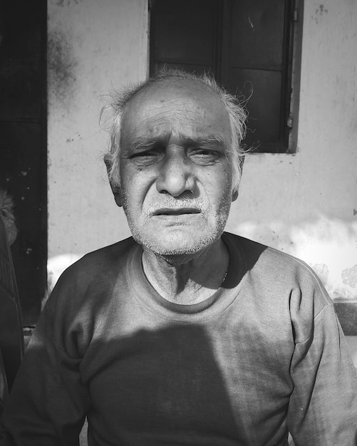 Retrato de um homem usando óculos de sol ao ar livre