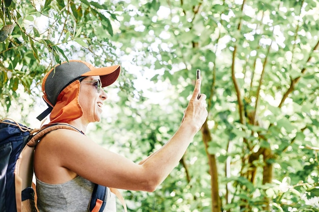 Foto retrato de um homem usando óculos de sol contra plantas