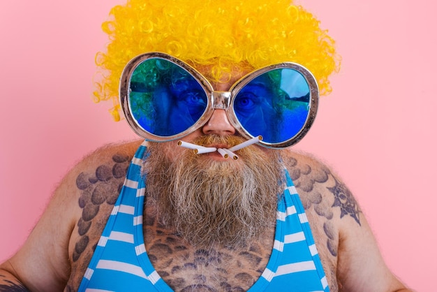 Retrato de um homem usando óculos de sol contra um fundo cinzento