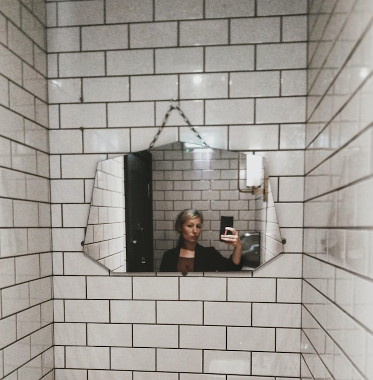 Foto retrato de um homem usando um telefone celular no banheiro