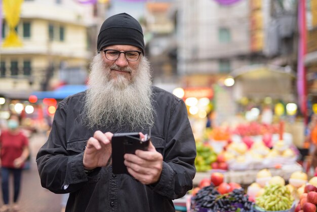 Retrato de um homem usando um telefone móvel na cidade