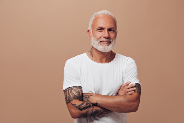 Retrato de um homem velho com camisa branca na parede isolada