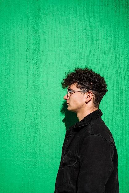 Retrato de um homem vestido moderno na rua com óculos de sol.