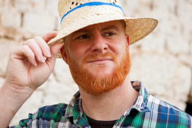 Foto retrato de um homem vestindo um chapéu