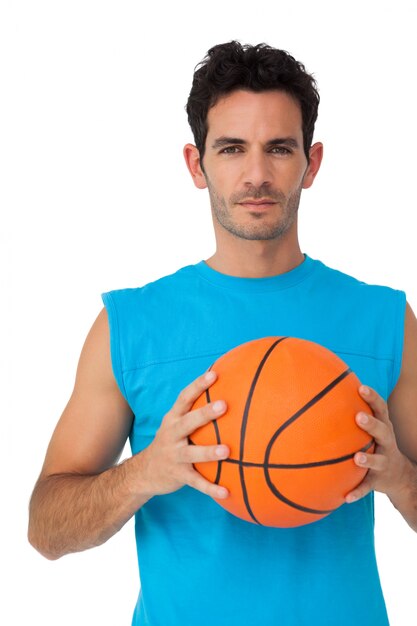 Retrato de um jogador de basquete com bola