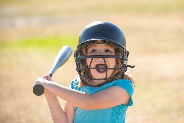 Retrato de um jogador de beisebol animado e espantado usando capacete e segurando o taco de beisebol esporte infantil engraçado