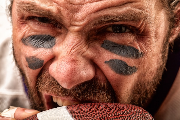 Retrato de um jogador de futebol americano agressivo