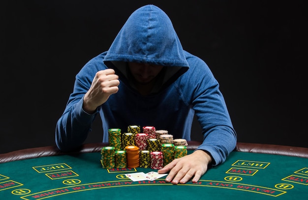 Retrato de um jogador de pôquer profissional sentado à mesa de pôquer