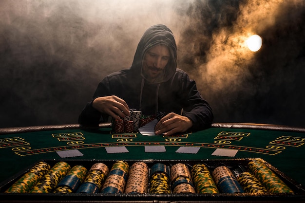 Retrato de um jogador profissional de pôquer sentado à mesa de pôquer