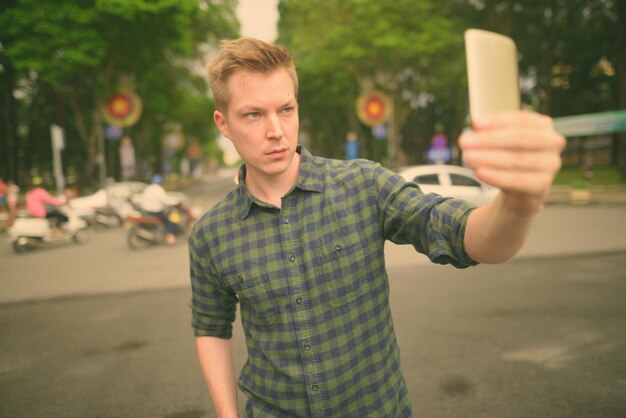 Foto retrato de um jovem a fotografar