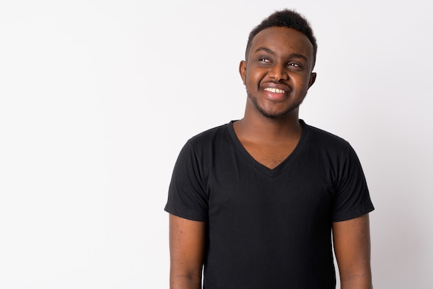 Foto retrato de um jovem africano feliz pensando e olhando para cima