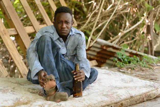 Retrato de um jovem africano sem-teto na rua ao ar livre