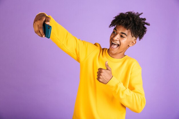 Retrato de um jovem afro-americano feliz