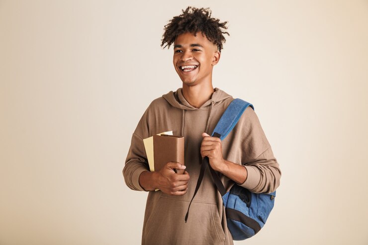 Foto retrato de um jovem afro-americano positivo