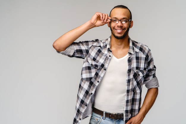 Retrato de um jovem afro-americano sobre fundo cinza claro