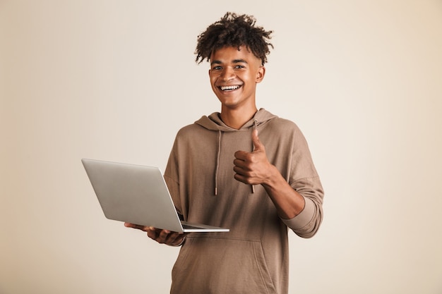 Foto retrato de um jovem afro-americano sorridente