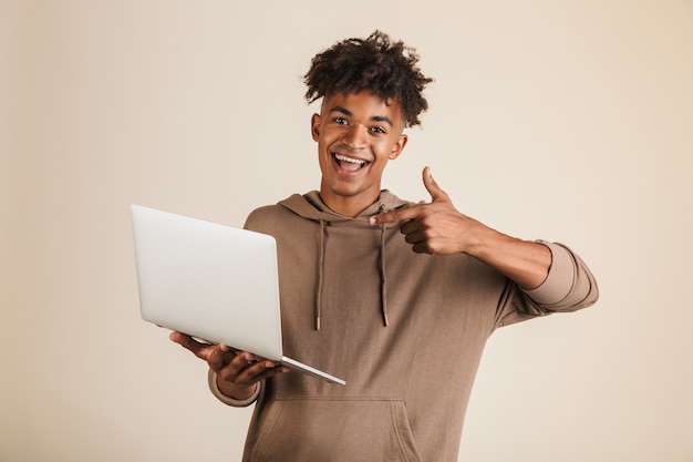 Retrato de um jovem afro-americano sorridente