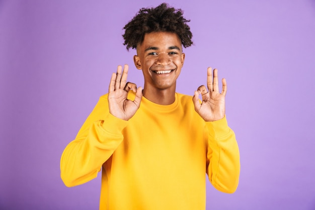Retrato de um jovem afro-americano sorridente