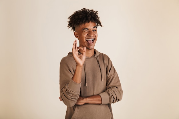 Foto retrato de um jovem afro-americano sorridente