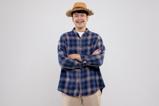 Retrato de um jovem agricultor asiático feliz sorrindo de fundo branco isolado