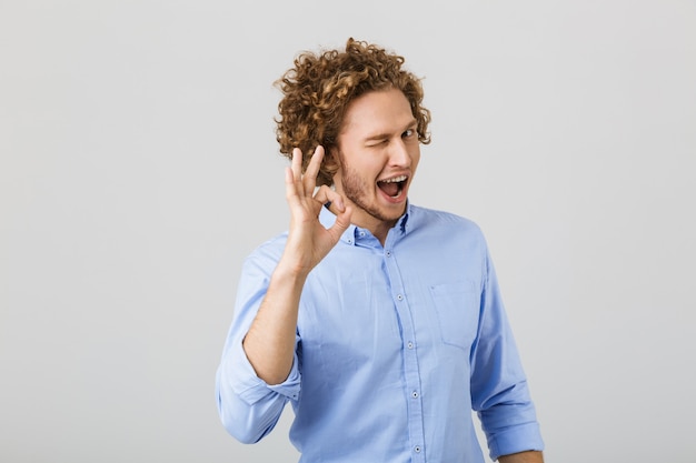 Retrato de um jovem alegre com cabelos cacheados