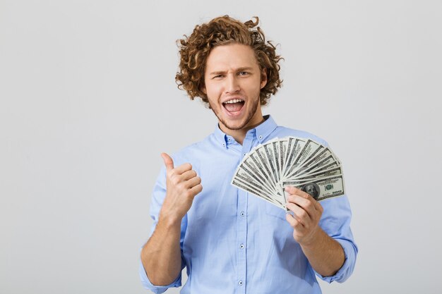 Retrato de um jovem alegre com cabelos cacheados