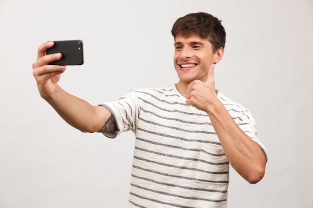 Retrato de um jovem alegre em pé